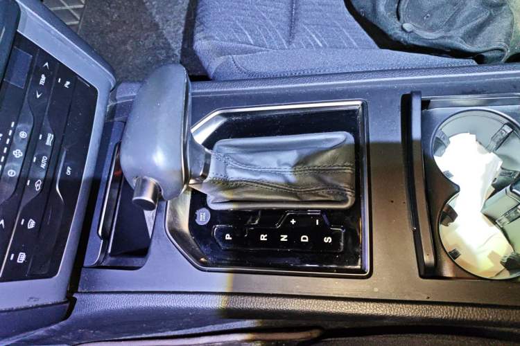 Used Hongqi H7 2017 1.8T Tech Model Gear Lever