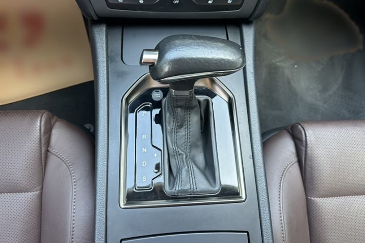 Used Hongqi H7 2017 2.0T Luxury Model Interior 5
