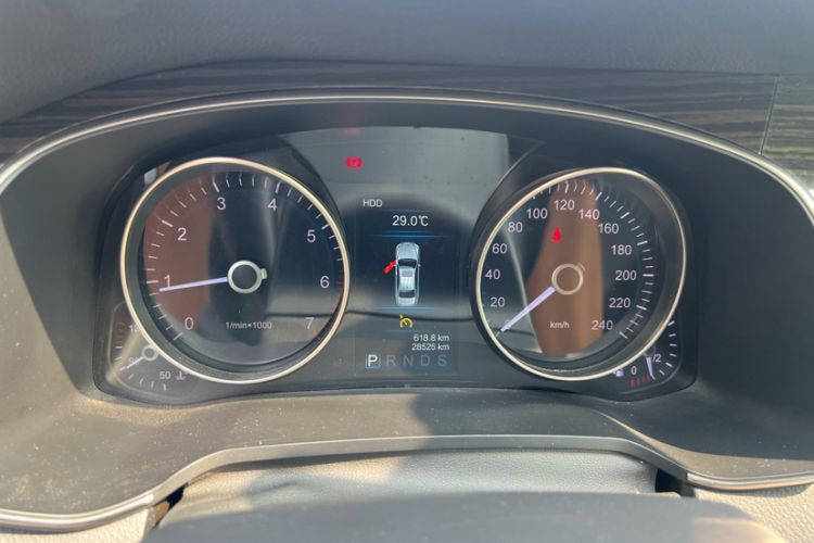 Used Hongqi H7 2017 1.8T Tech Model Odometer Close Up