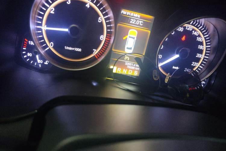 Used Hongqi H7 2017 2.0T Luxury Model Odometer Close Up