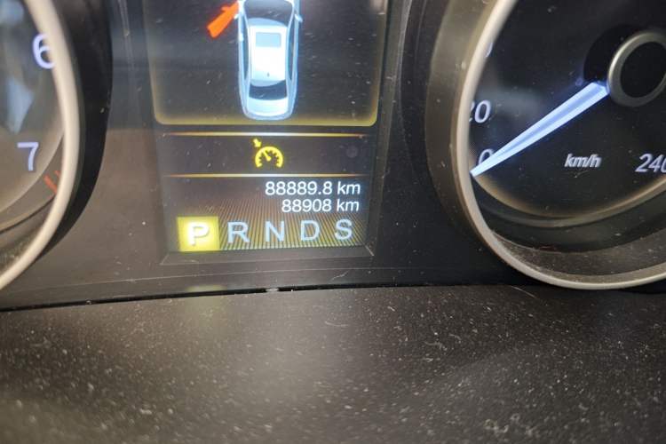 Used Hongqi H7 2017 2.0T Luxury Model Odometer Close Up