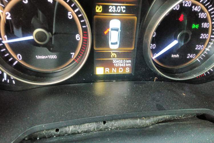 Used Hongqi H7 2017 2.0T Luxury Model Odometer Close Up