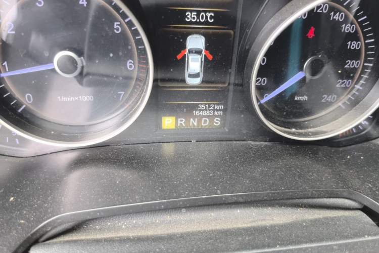 Used Hongqi H7 2017 2.0T Luxury Model Odometer Close Up