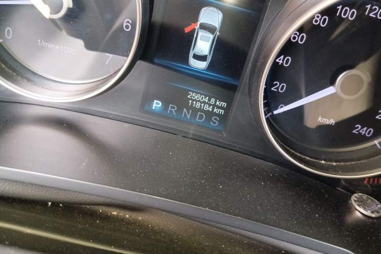 Used Hongqi H7 2017 1.8T Tech Model Odometer Close Up