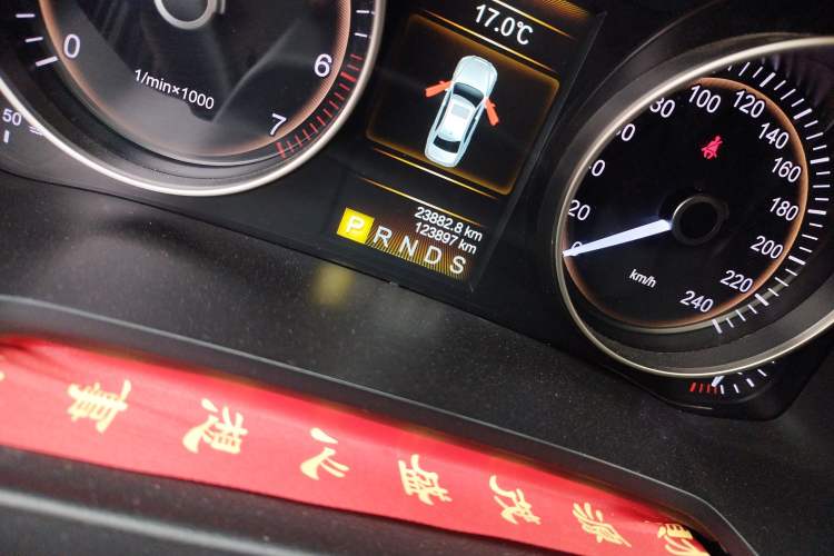 Used Hongqi H7 2017 2.0T Luxury Model Odometer Close Up