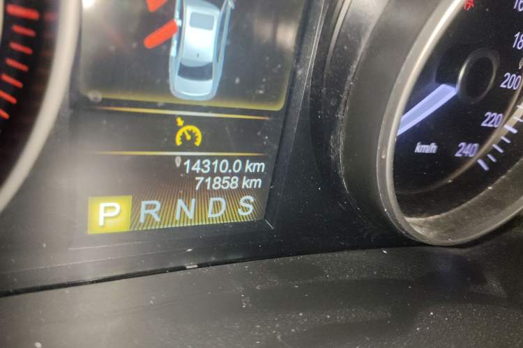 Used Hongqi H7 2017 2.0T Luxury Model Odometer Close Up