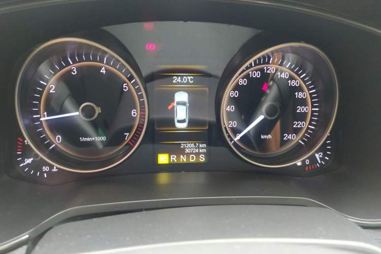 Used Hongqi H7 2017 1.8T Tech Model Odometer Close Up