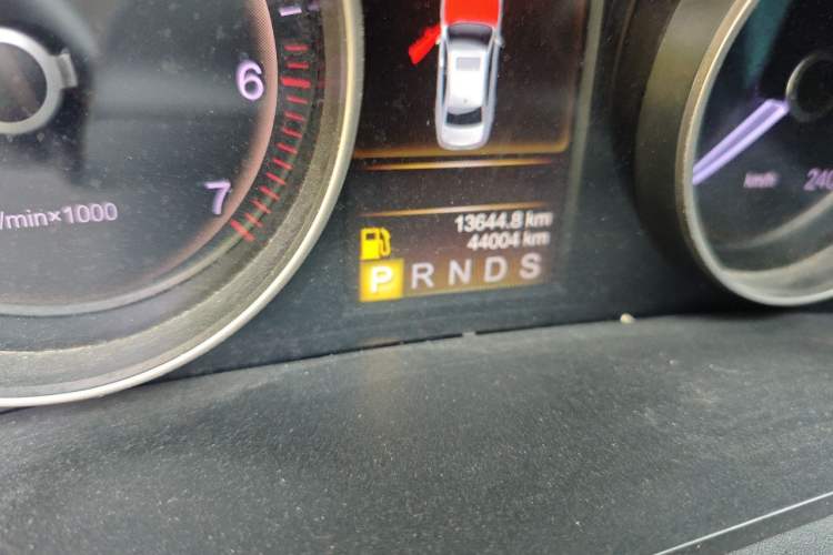 Used Hongqi H7 2017 1.8T Tech Model Odometer Close Up