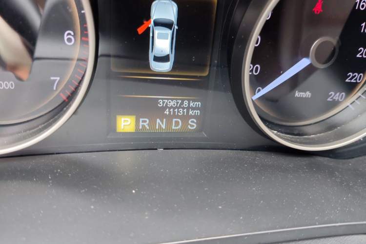 Used Hongqi H7 2017 2.0T Luxury Model Odometer Close Up