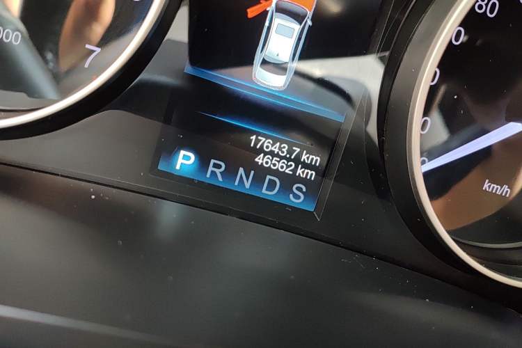 Used Hongqi H7 2017 1.8T Tech Model Odometer Close Up