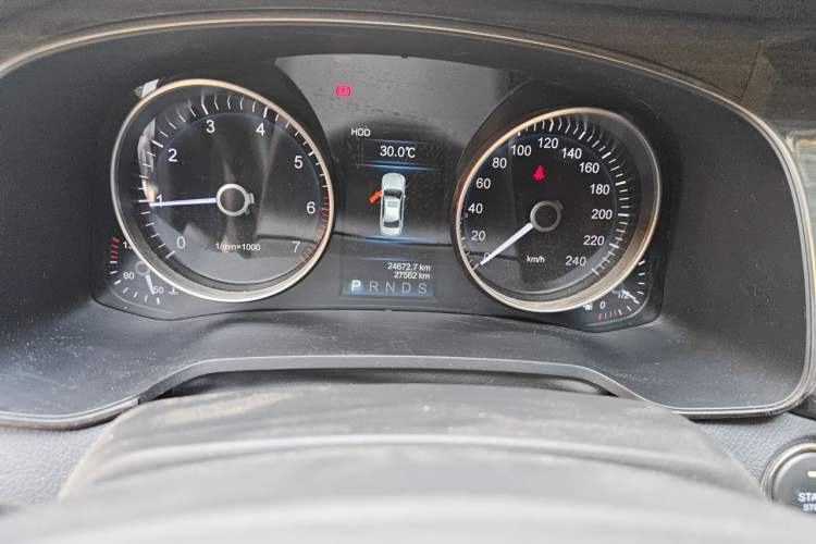 Used Hongqi H7 2017 2.0T Luxury Model Odometer Close Up