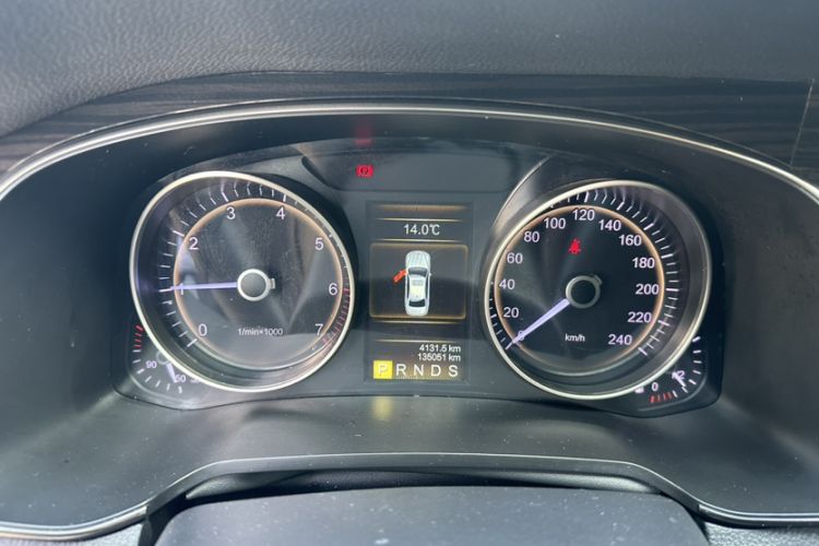 Used Hongqi H7 2017 2.0T Luxury Model Odometer Close Up
