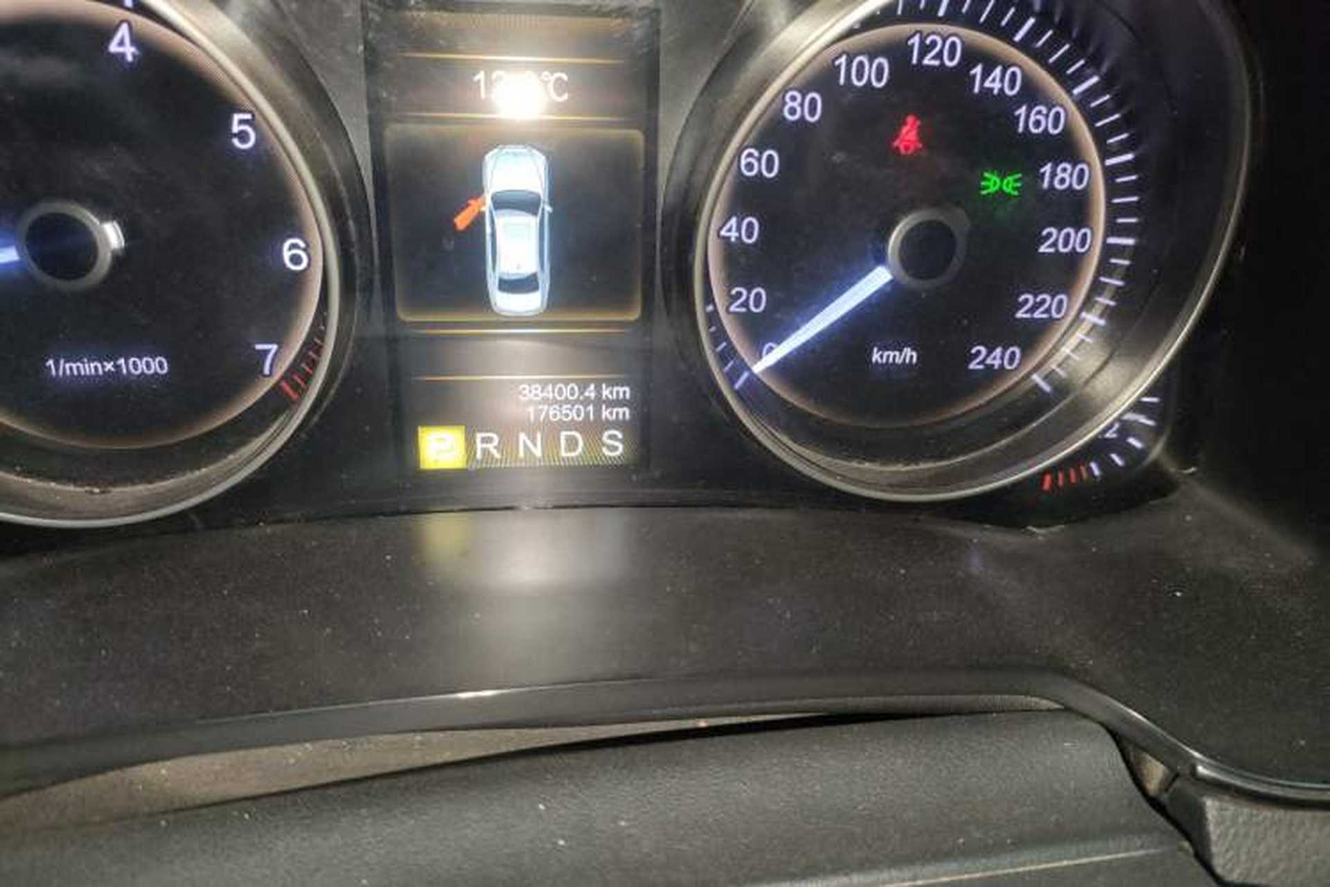 Used Hongqi H7 2017 2.0T Luxury Model Odometer Close Up