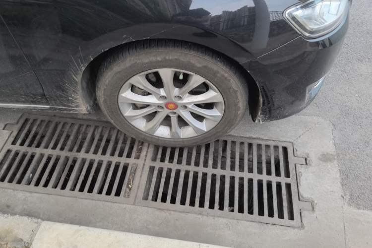 Used Hongqi H7 2017 2.0T Luxury Model Right Front Wheel Hub