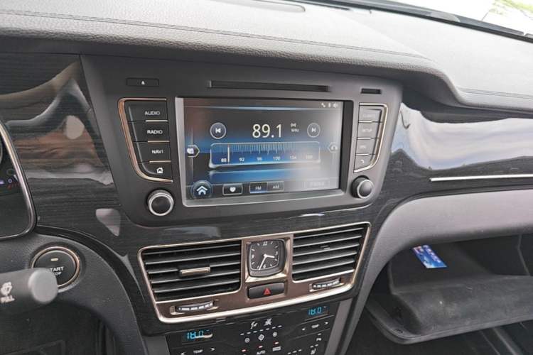 Used Hongqi H7 2018 2.0T Flagship Edition Audio And AC Panel