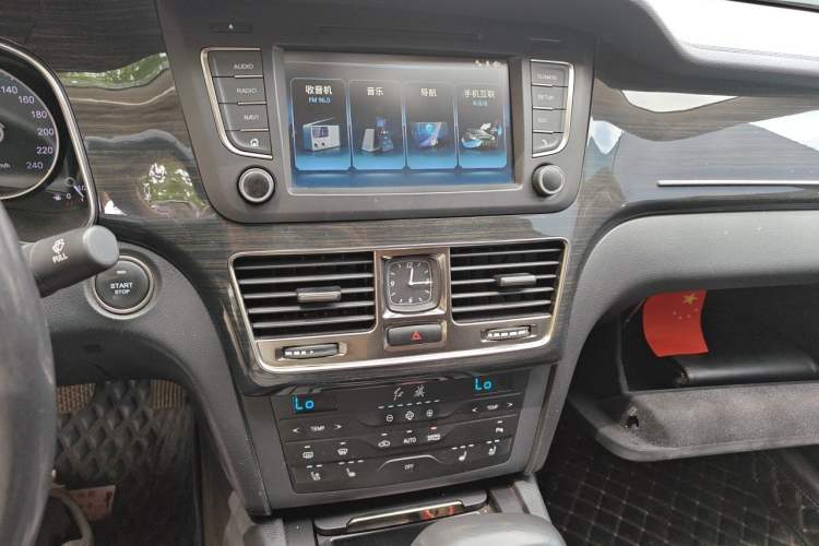 Used Hongqi H7 2018 2.0T Flagship Edition Audio And AC Panel