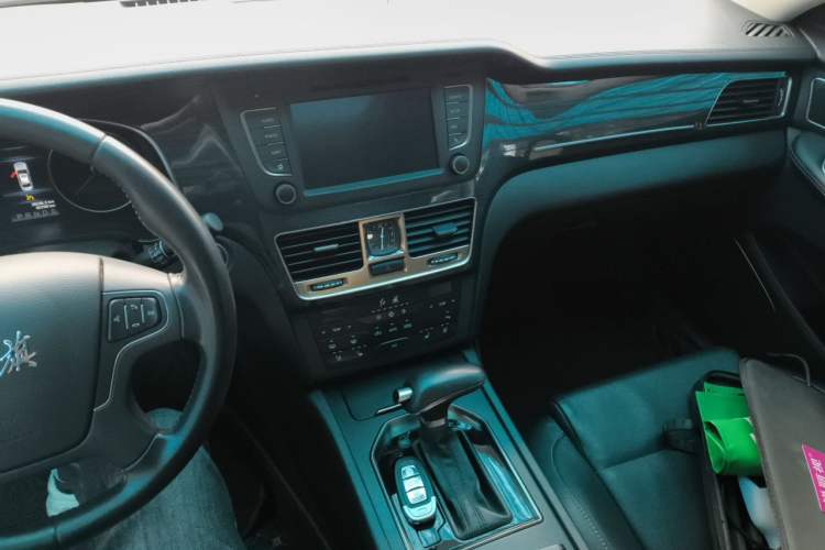 Used Hongqi H7 2018 2.0T Elite Edition Audio And AC Panel