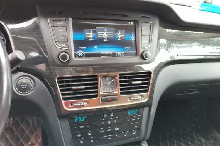 Used Hongqi H7 2018 2.0T Flagship Edition Audio And AC Panel