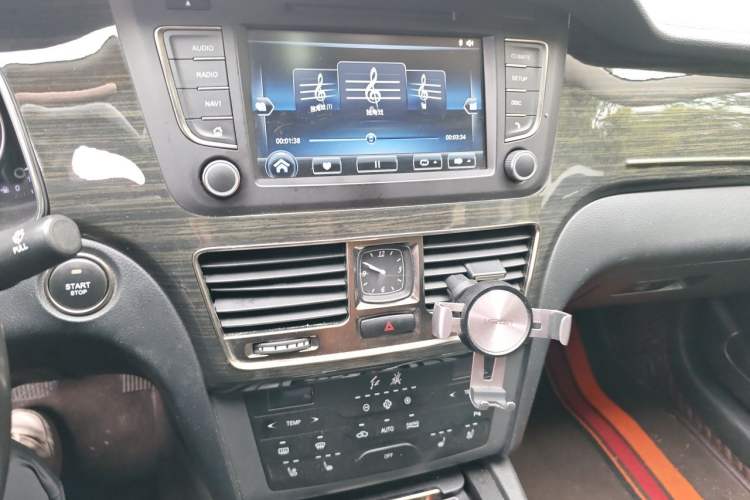 Used Hongqi H7 2018 2.0T Flagship Edition Audio And AC Panel