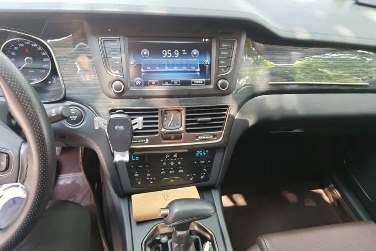 Used Hongqi H7 2018 2.0T Elite Edition Audio And AC Panel