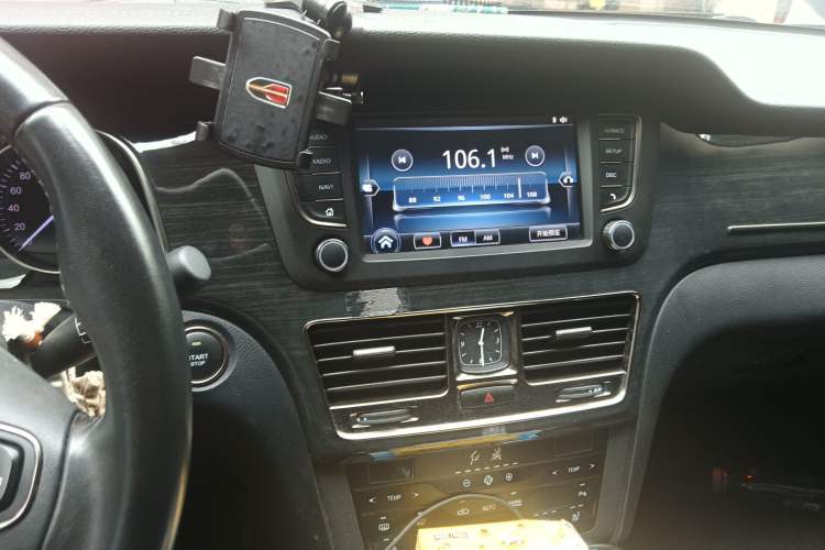 Used Hongqi H7 2018 2.0T Elite Edition Audio And AC Panel