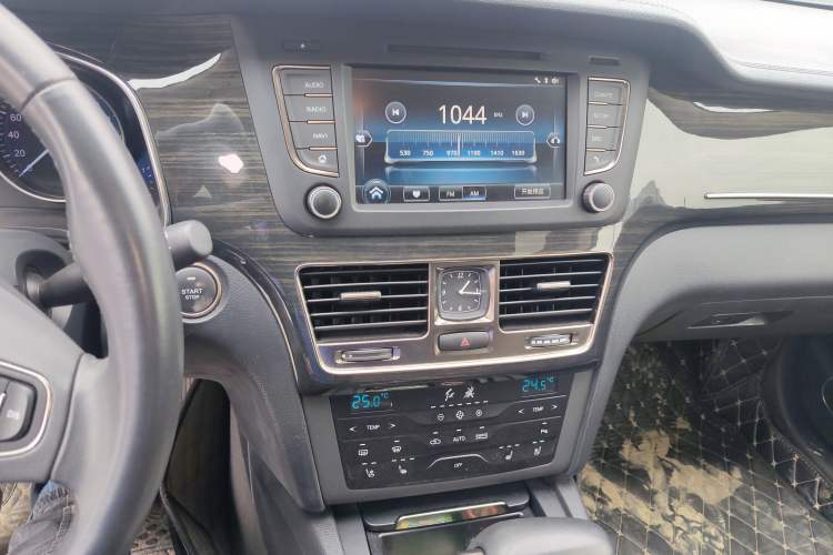 Used Hongqi H7 2018 2.0T Flagship Edition Audio And AC Panel