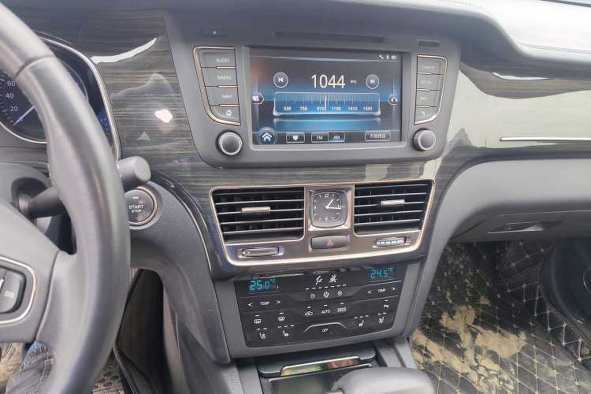 Used Hongqi H7 2018 2.0T Flagship Edition Audio And AC Panel