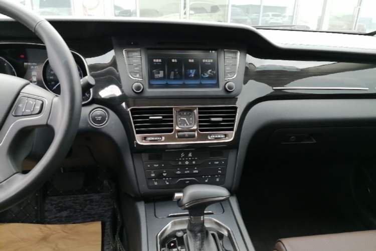 Used Hongqi H7 2018 2.0T Flagship Edition Audio And AC Panel