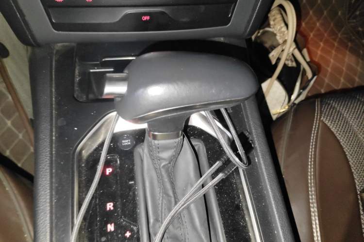 Used Hongqi H7 2018 1.8T Comfort Edition Gear Lever