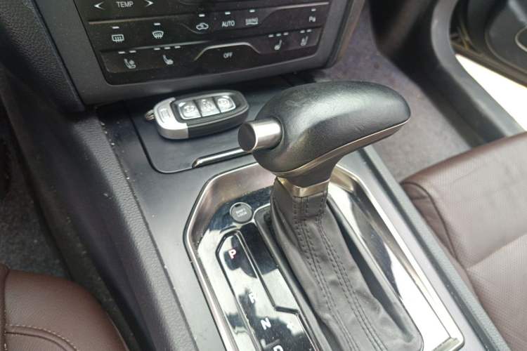 Used Hongqi H7 2018 2.0T Elite Edition Gear Lever