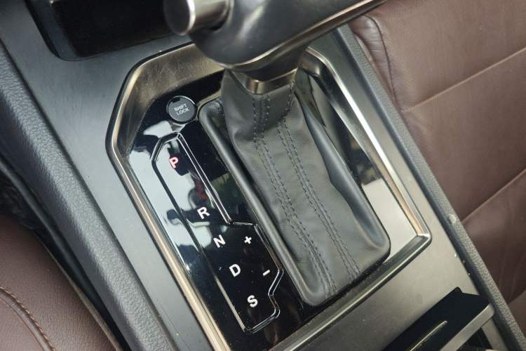 Used Hongqi H7 2018 2.0T Elite Edition Gear Lever