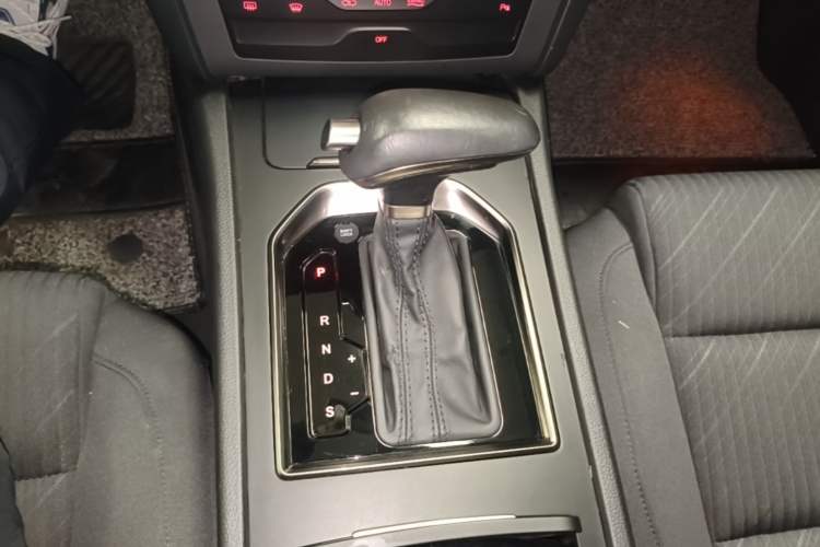 Used Hongqi H7 2018 1.8T Comfort Edition Gear Lever