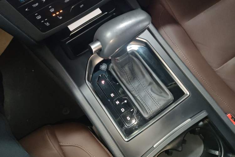 Used Hongqi H7 2018 1.8T Comfort Edition Gear Lever