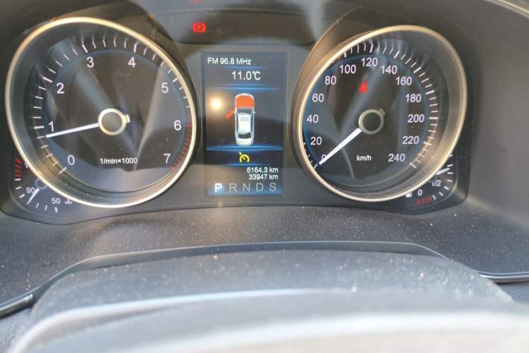 Used Hongqi H7 2018 2.0T Elite Edition Odometer Close Up