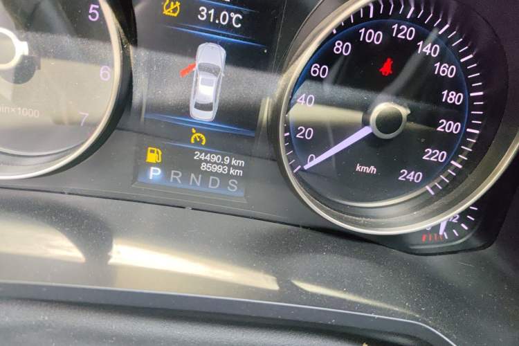 Used Hongqi H7  Odometer Close Up