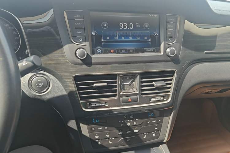 Used Hongqi H7 2018 2.0T Flagship Edition Audio And AC Panel