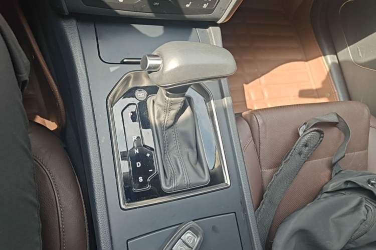 Used Hongqi H7 2018 2.0T Flagship Edition Gear Lever