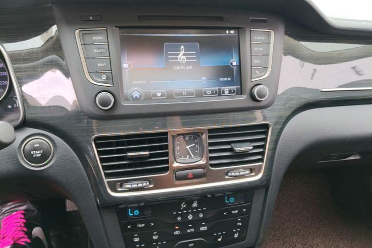 Used Hongqi H7 2018 2.0T Flagship Edition Audio And AC Panel