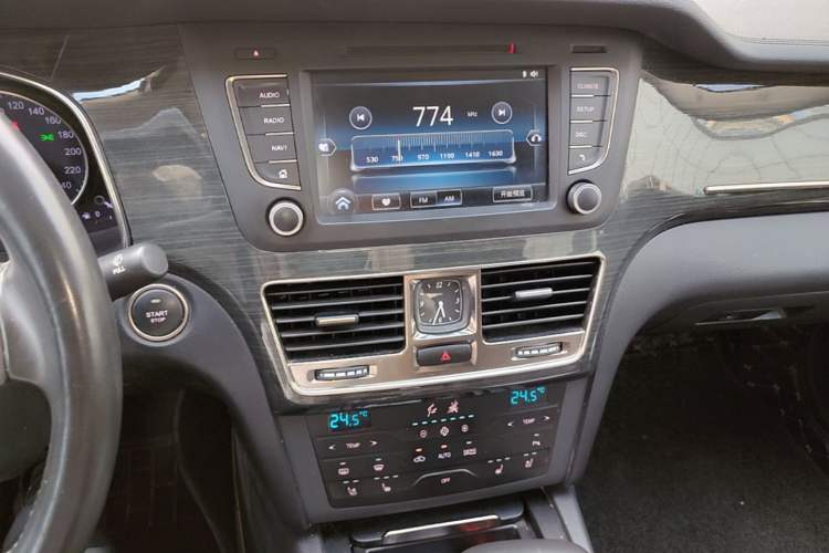 Used Hongqi H7 2018 2.0T Flagship Edition Audio And AC Panel