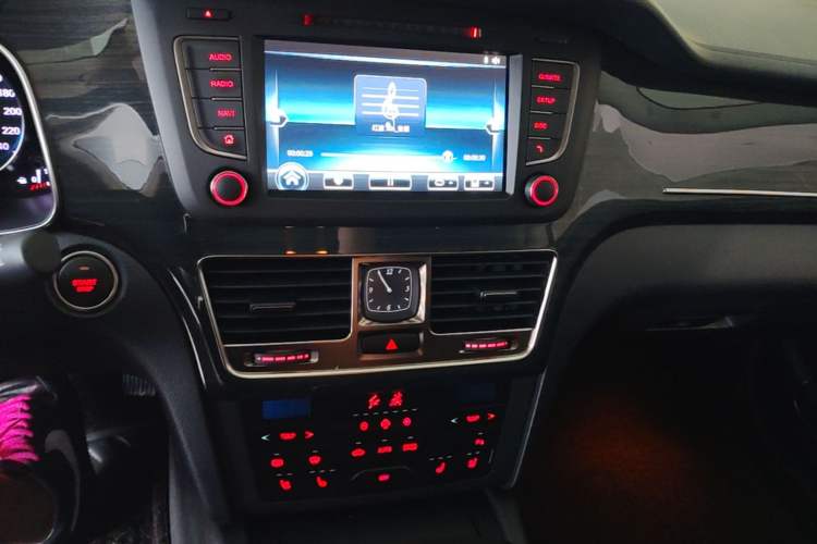 Used Hongqi H7 2018 2.0T Flagship Edition Audio And AC Panel