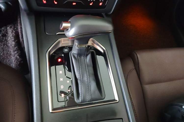Used Hongqi H7 2018 2.0T Flagship Edition Gear Lever