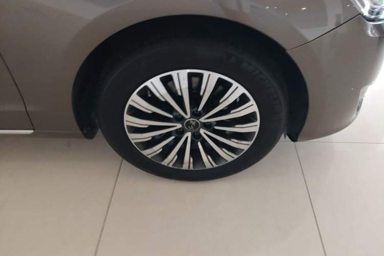 Used Hongqi H7 2018 2.0T Flagship Edition Right Front Wheel Hub