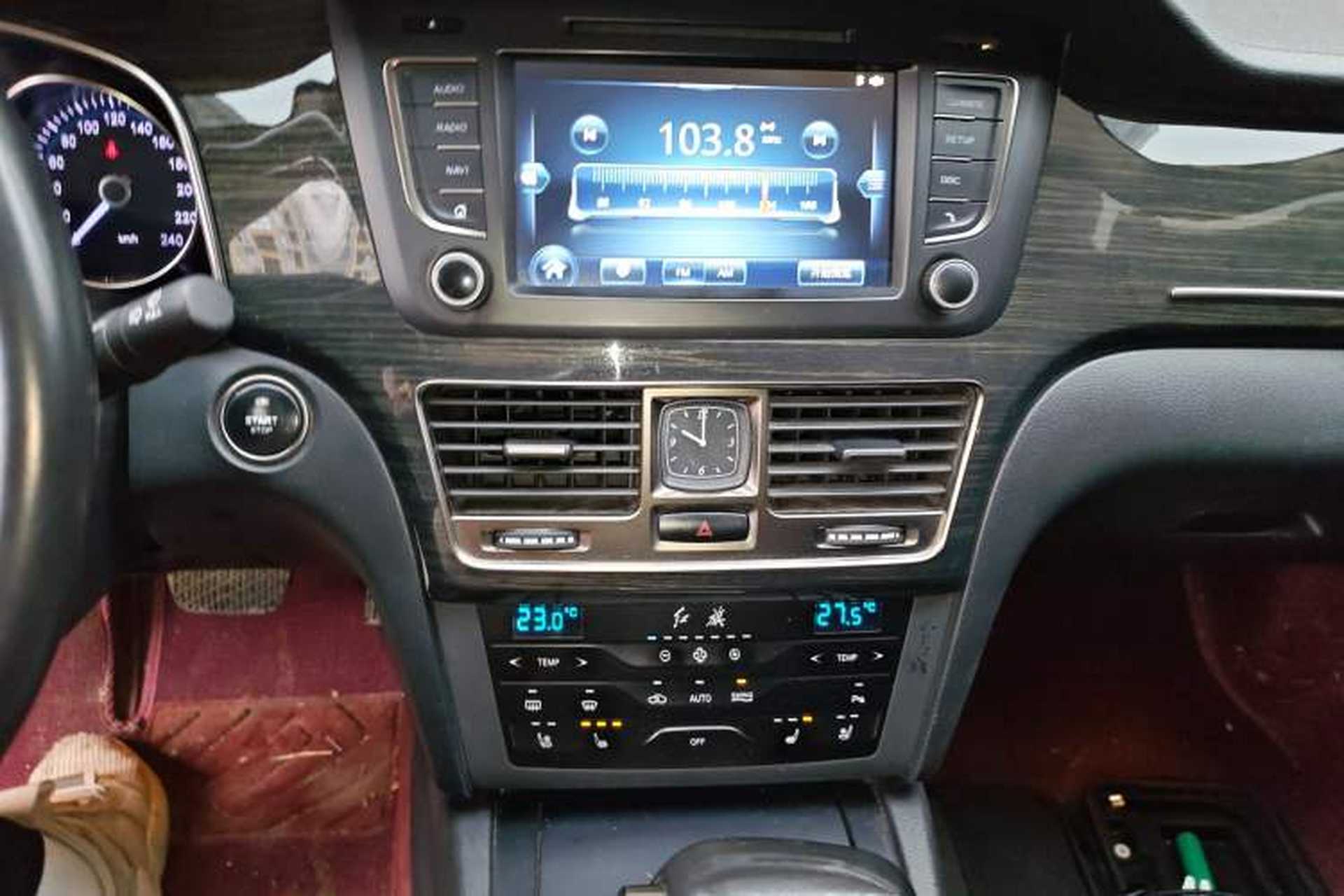 Used Hongqi H7 2019 2.0T Flagship Edition Audio And AC Panel