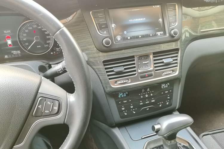 Used Hongqi H7 2019 2.0T Flagship Edition Audio And AC Panel