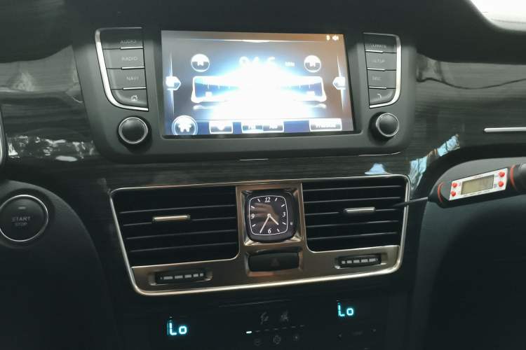 Used Hongqi H7 2019 2.0T Elite Edition Audio And AC Panel