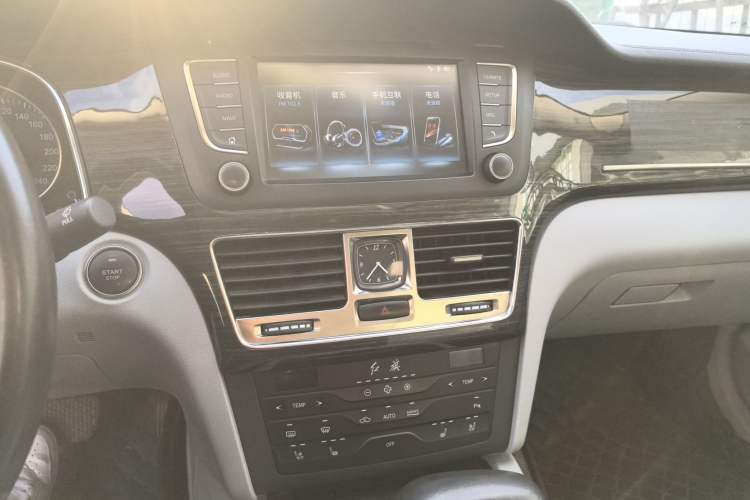 Used Hongqi H7 2019 2.0T Flagship Edition Audio And AC Panel