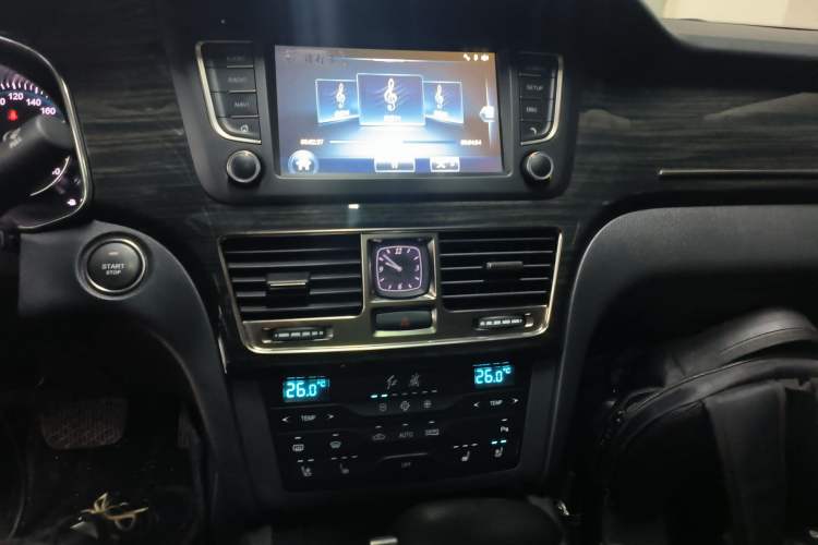 Used Hongqi H7 2019 2.0T Elite Edition Audio And AC Panel