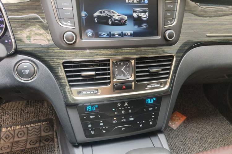 Used Hongqi H7 2019 2.0T Flagship Edition Audio And AC Panel