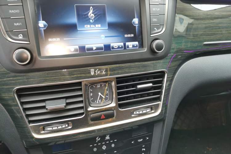Used Hongqi H7 2019 2.0T Elite Edition Audio And AC Panel