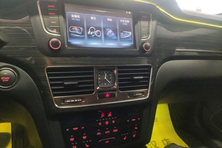 Used Hongqi H7 2019 2.0T Flagship Edition Audio And AC Panel